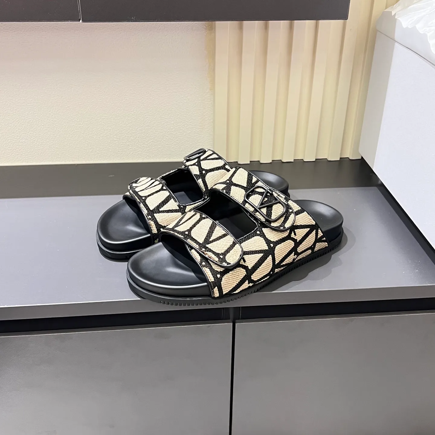 p300《VALENTINO》Warren Men🧍‍♂️Spring and Summer New Style. Cowhide logo flat slippers, elegant sandals, the same style worn by celebrities, original molding, imported calfskin. Rubber outsole. Soft and durable, full set of counter packaging, 38-44!